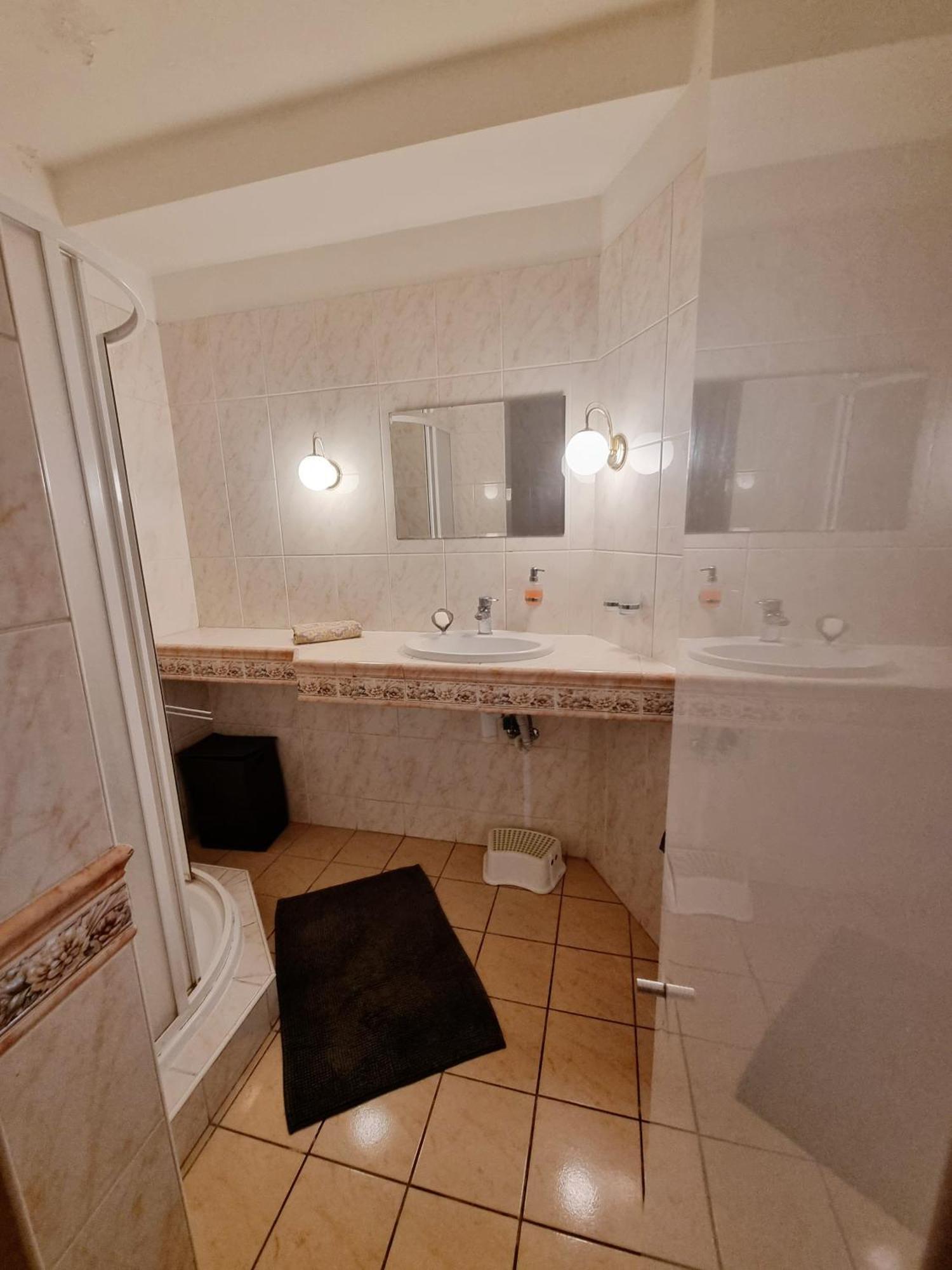 Big 4 Room Huge Apartment Μπρατισλάβα Εξωτερικό φωτογραφία